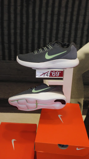 Shoe Store «Famous Footwear», reviews and photos, 18049 NW Evergreen Pkwy, Beaverton, OR 97006, USA