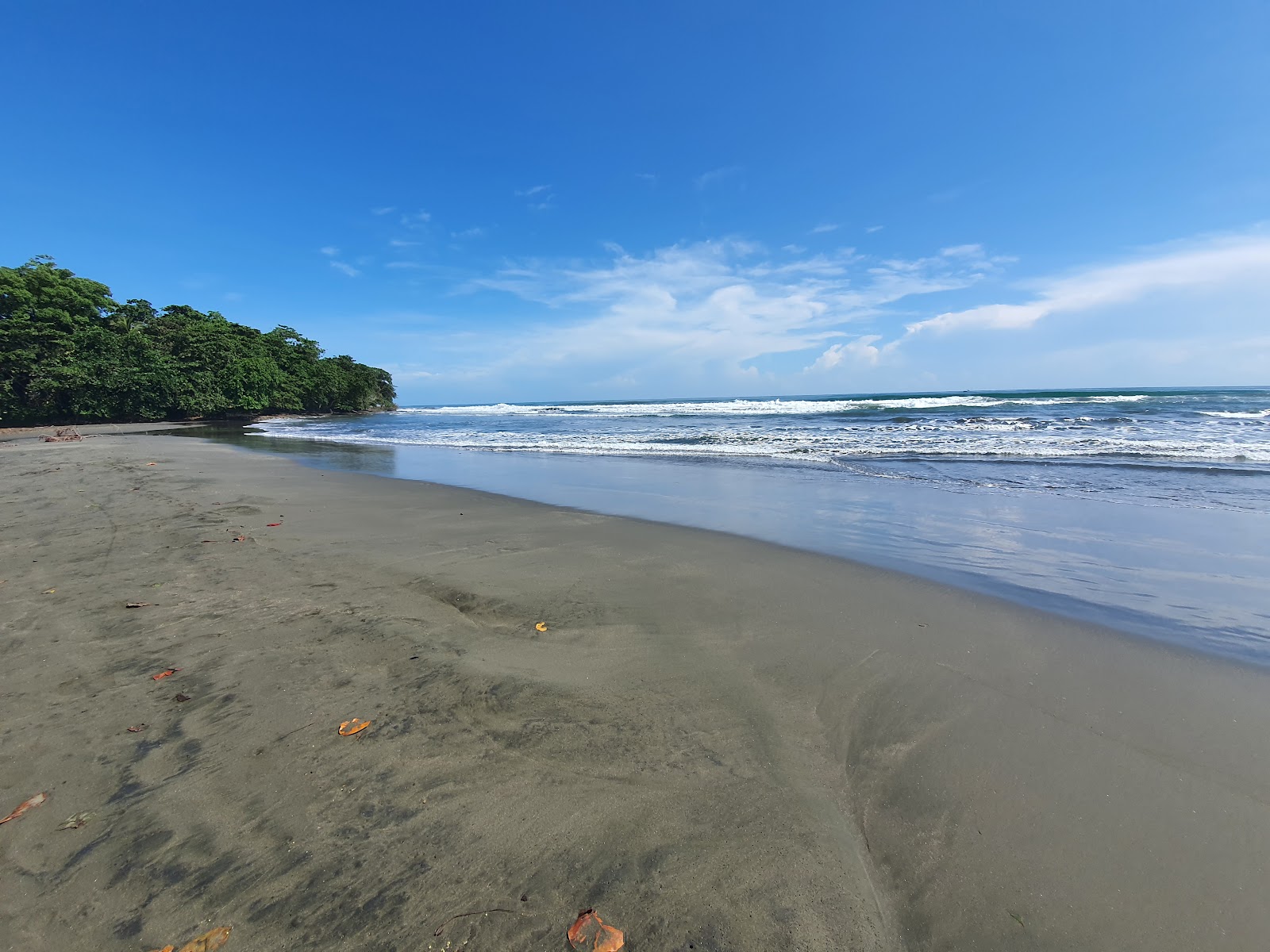 Foto di Playa Negra con una superficie del sabbia pura grigia