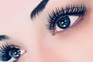 Holly’s Lash and Wax Beautique image