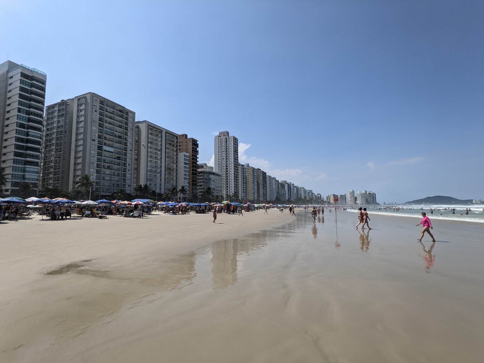 Foto af Pitangueiras Strand med høj niveau af renlighed