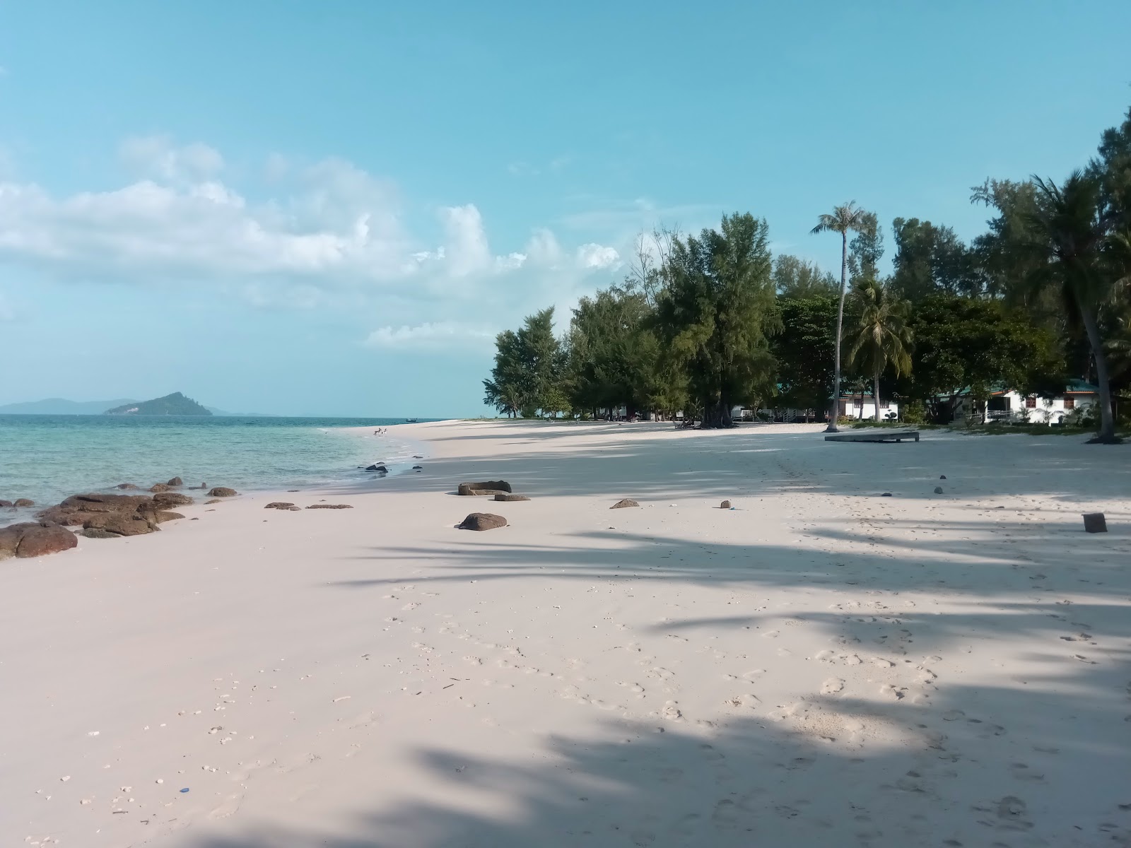 Foto von Koh Bulon Pai Beach mit heller feiner sand Oberfläche