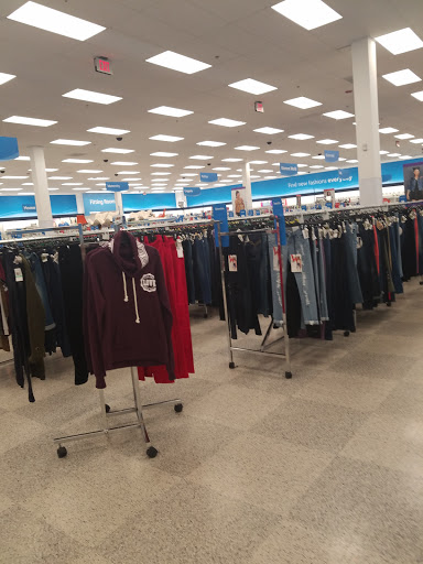 Clothing Store «Ross Dress for Less», reviews and photos, 257 N Weber Rd, Bolingbrook, IL 60490, USA