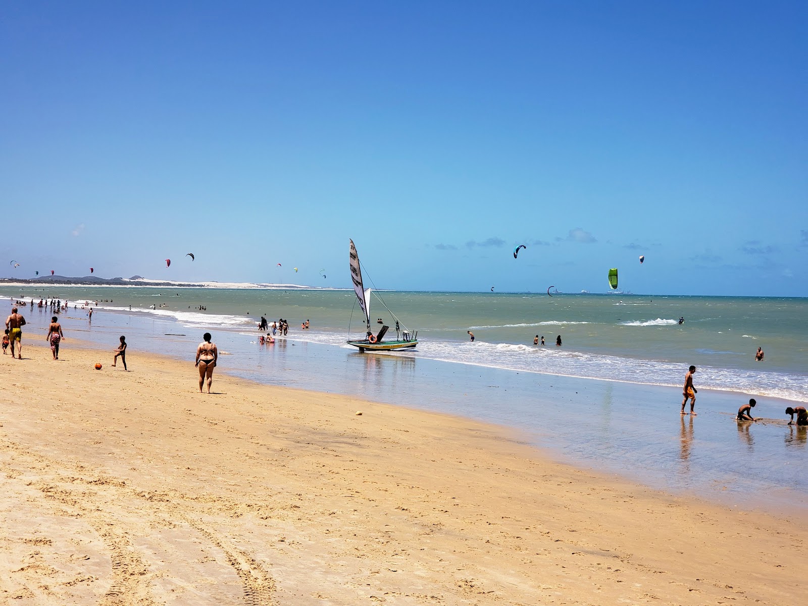 Photo de Plage de Cumbuco avec rivage droit, long