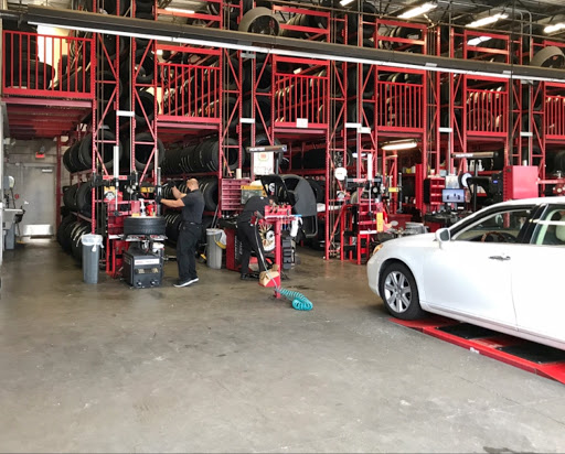 Tire Shop «Discount Tire Store - Federal Way, WA», reviews and photos, 34428 16th Ave S, Federal Way, WA 98003, USA