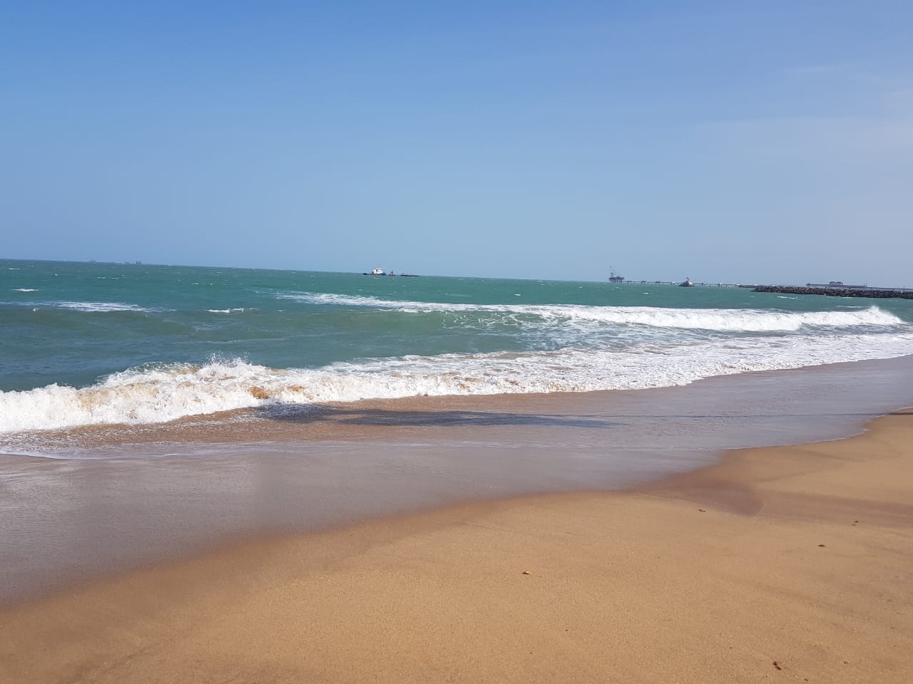 Fotografija Kallamozhi Beach z svetel pesek površino