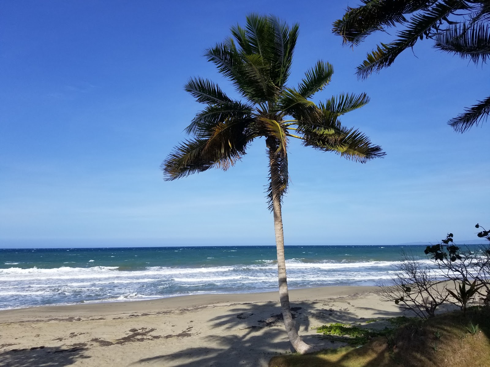 Φωτογραφία του Playa Gen με φωτεινή άμμος επιφάνεια