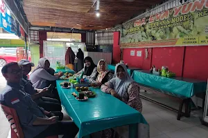 Tempat Makan Pempek Palembang - Kerupuk Kemplang Pempek Hj. Eva Yunus image