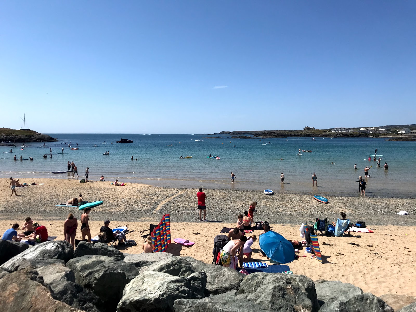 Foto di Trearddur Bay beach con una superficie del sabbia beige