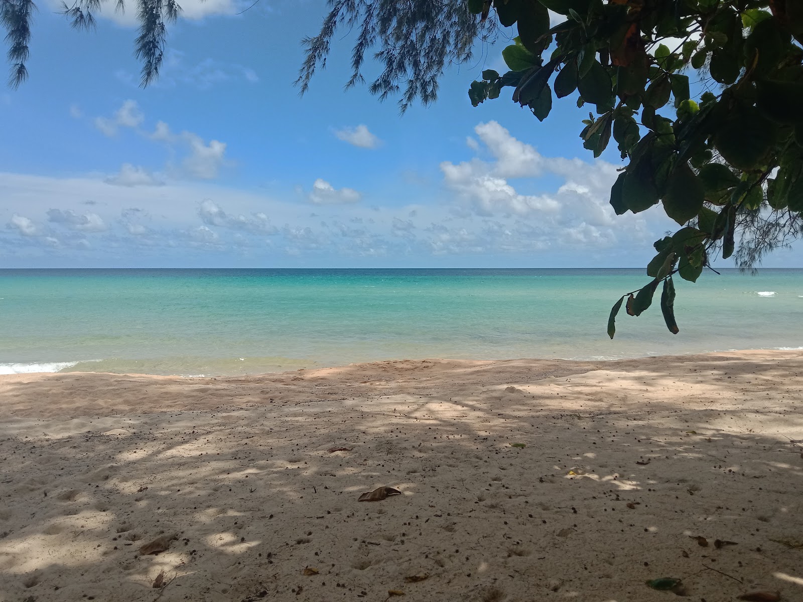 Foto af Sunset Beach bakket op af klipperne