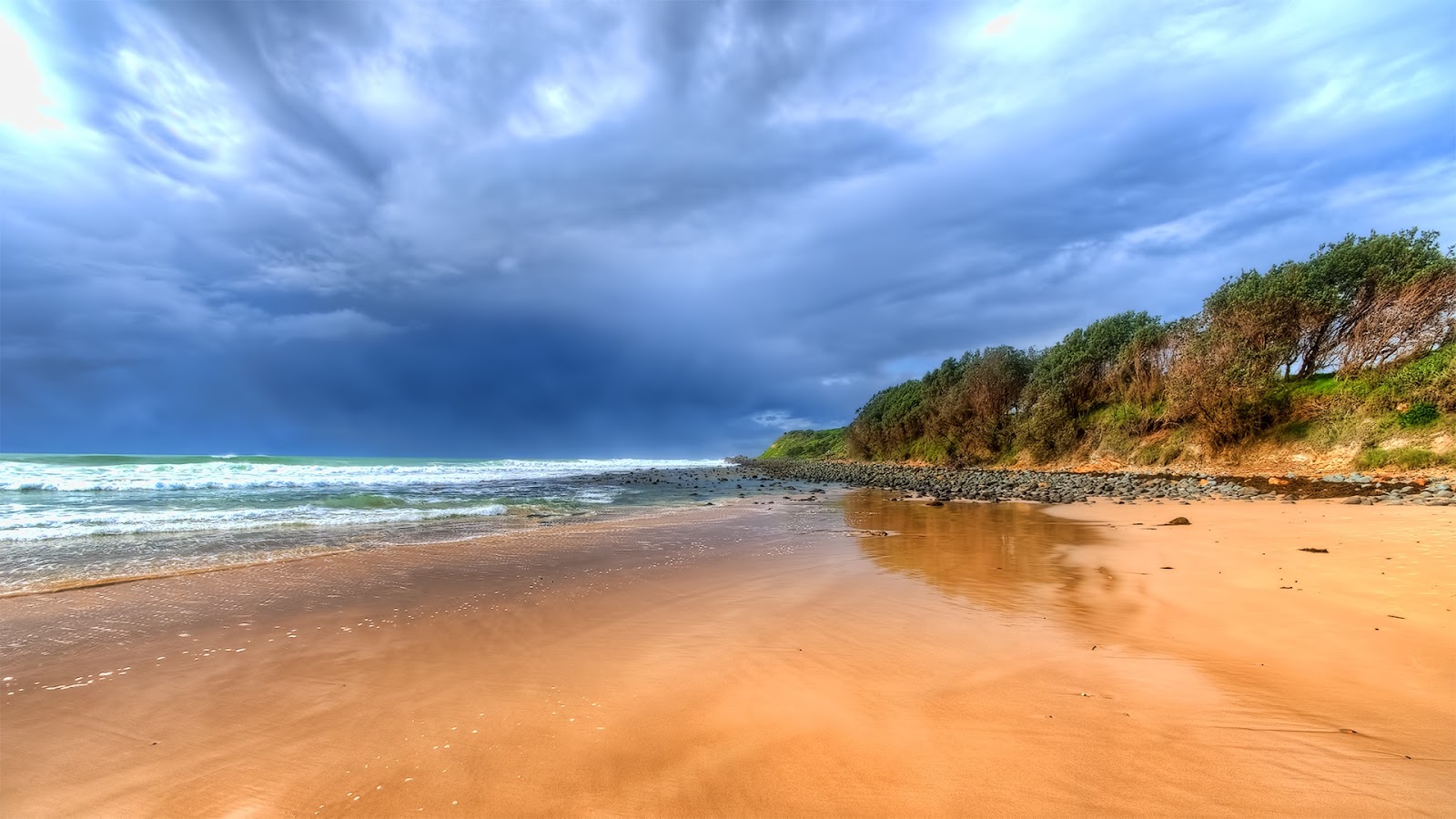 Photo de Wallabi Beach entouré de montagnes