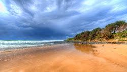 Photo de Wallabi Beach entouré de montagnes