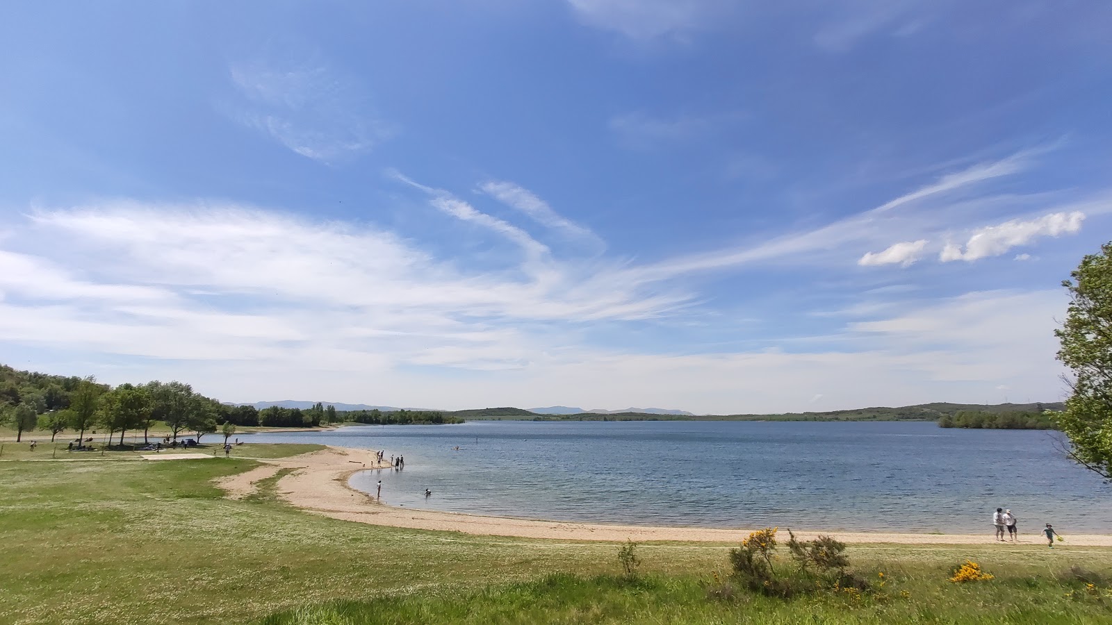 Foto di Garaio Norte beach con una superficie del piccoli ciottoli beige