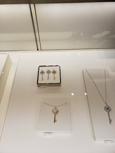 Jewelry Store «Tiffany & Co.», reviews and photos, 1 Garden State Plaza Blvd, Paramus, NJ 07652, USA