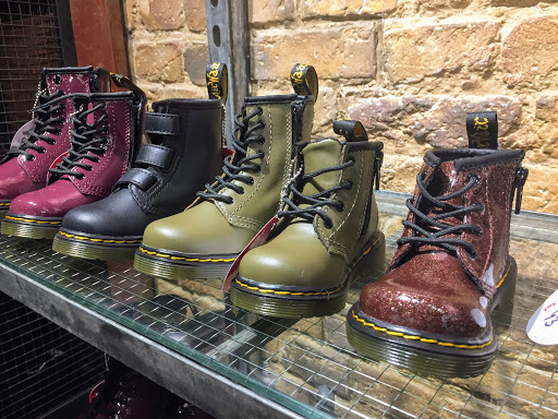 Stores to buy women's boots Antwerp