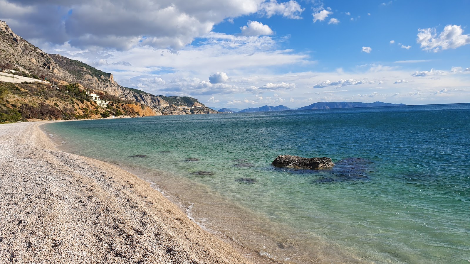 Kinetas 2 beach'in fotoğrafı hafif ince çakıl taş yüzey ile