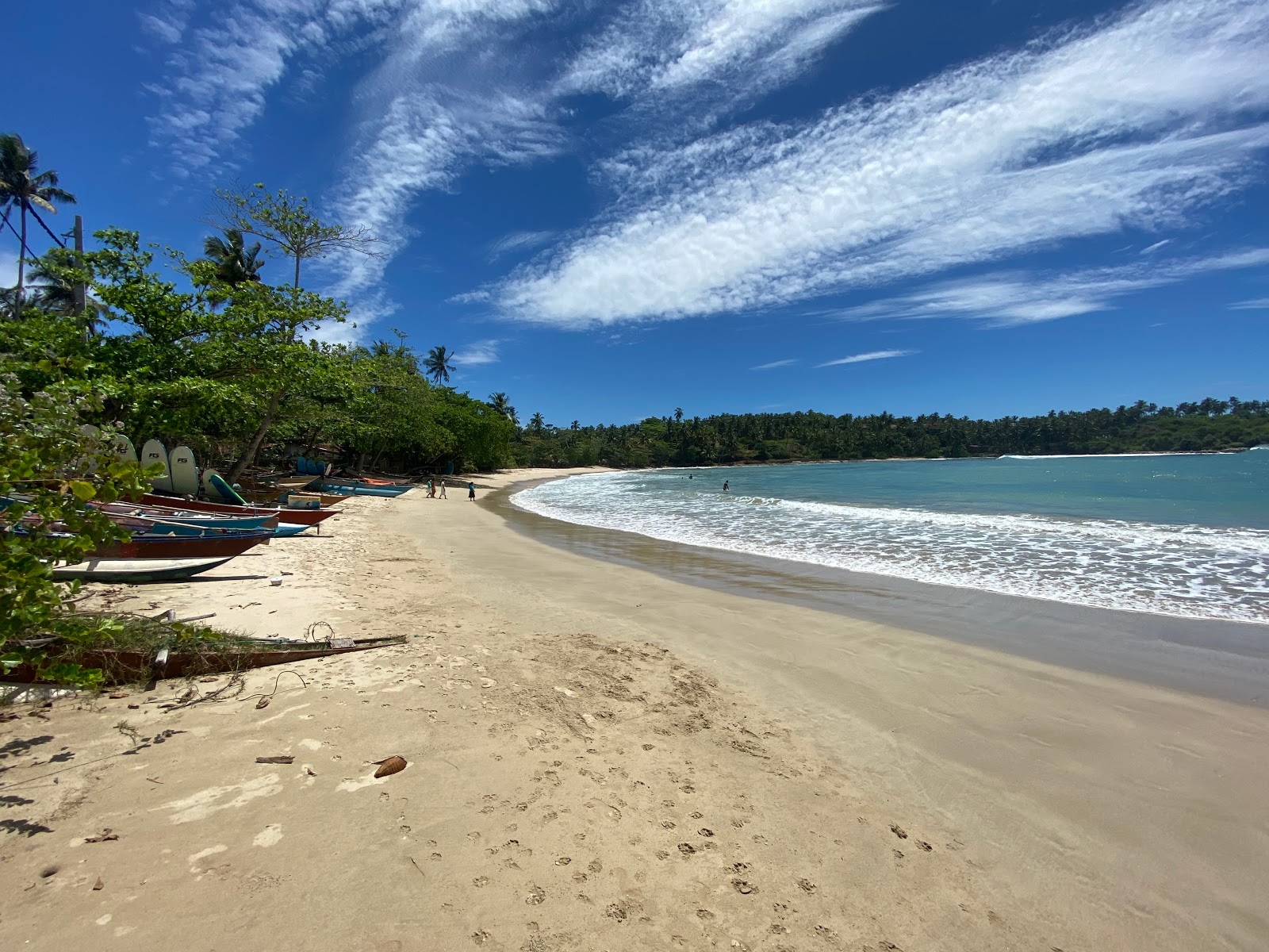 Fotografija Hiriketiya Beach z svetel fin pesek površino