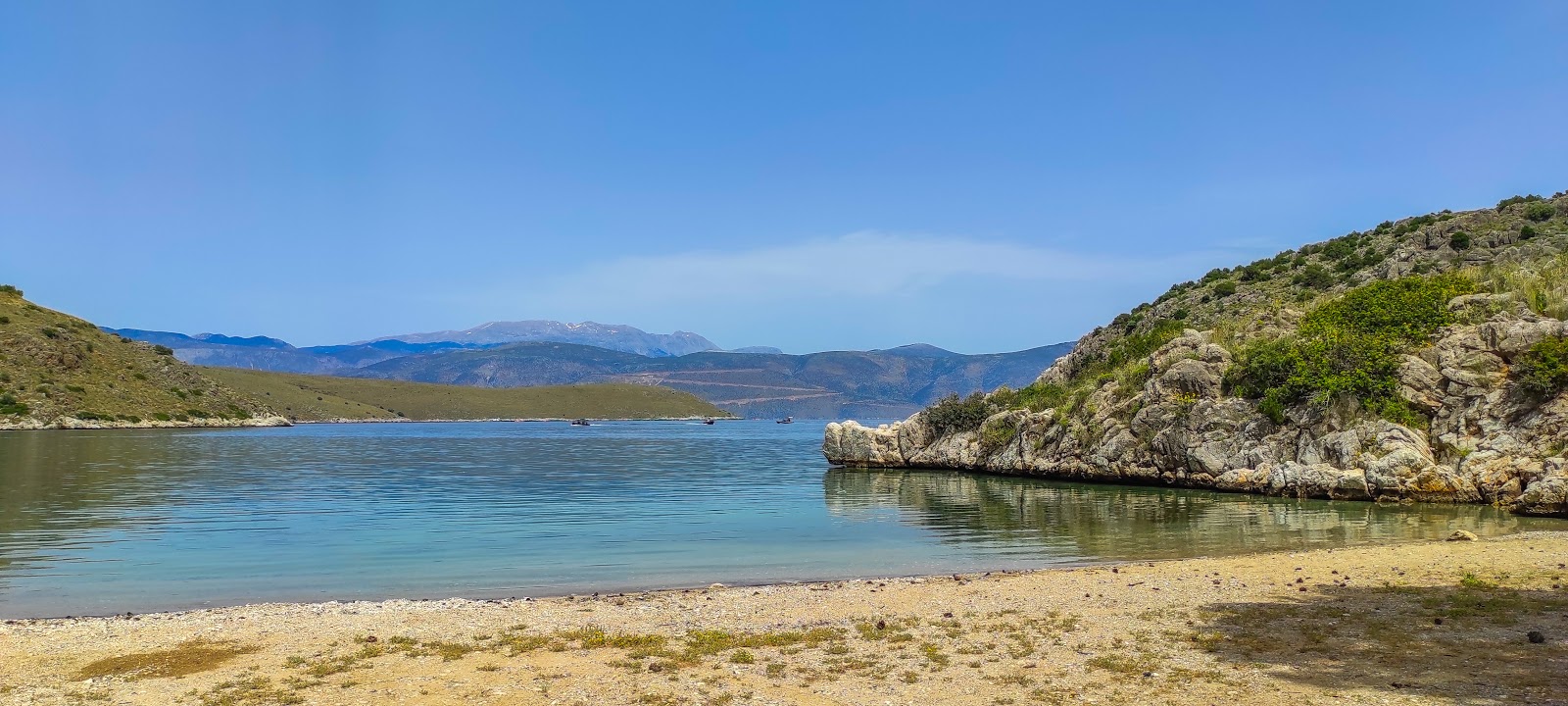 Foto de Anemokampi beach con agua cristalina superficie