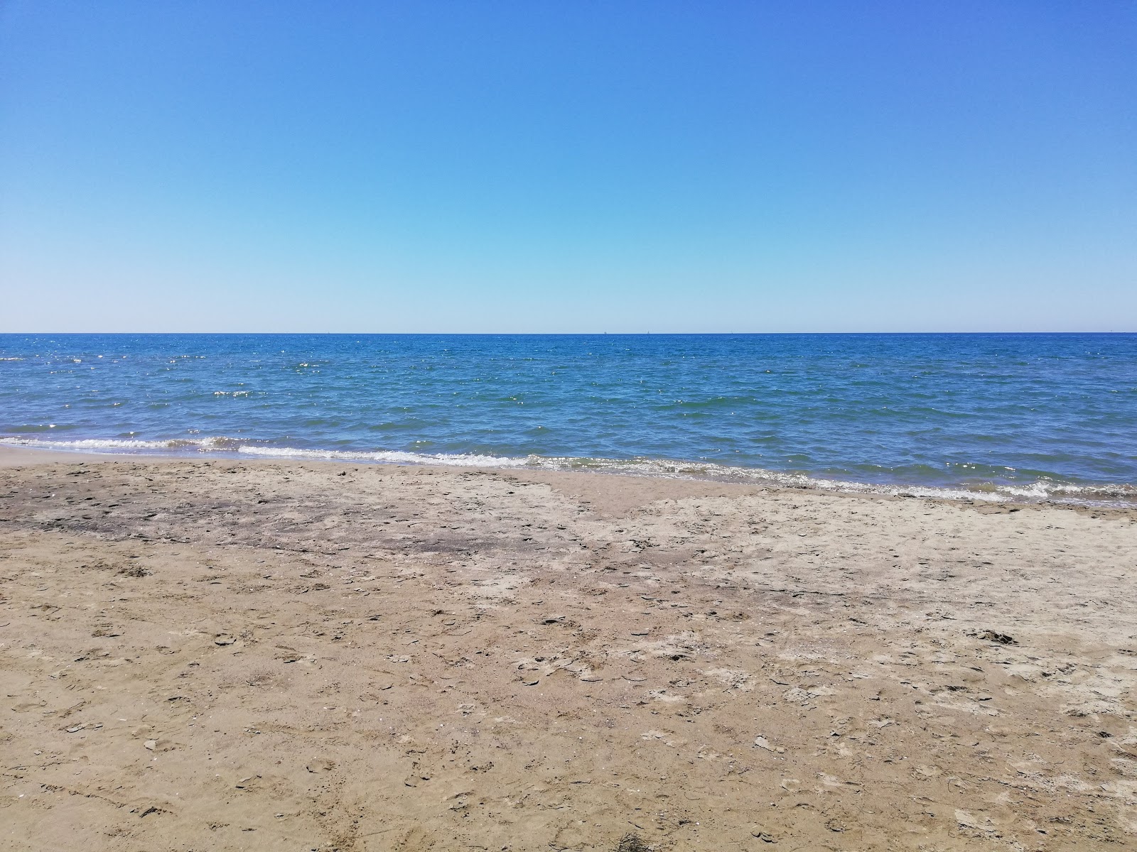 Valokuva Lungomare Marina di Ardea Beachista. pinnalla sininen vesi:n kanssa