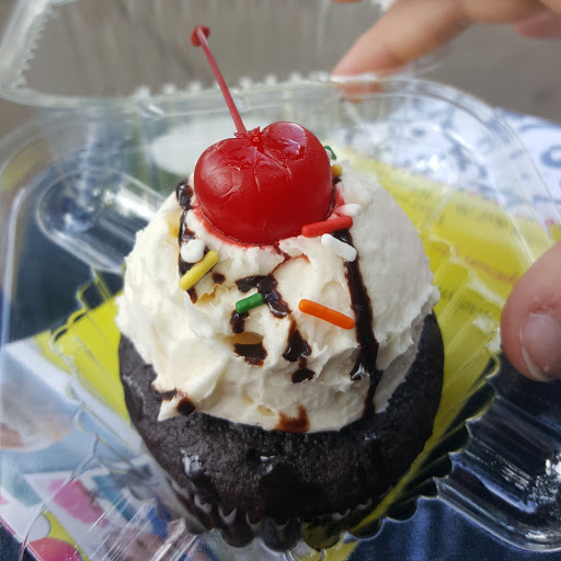 Uptown Girl Cupcakes and Dessert, 2208 3rd St, White Bear Lake, MN 55110, USA, 