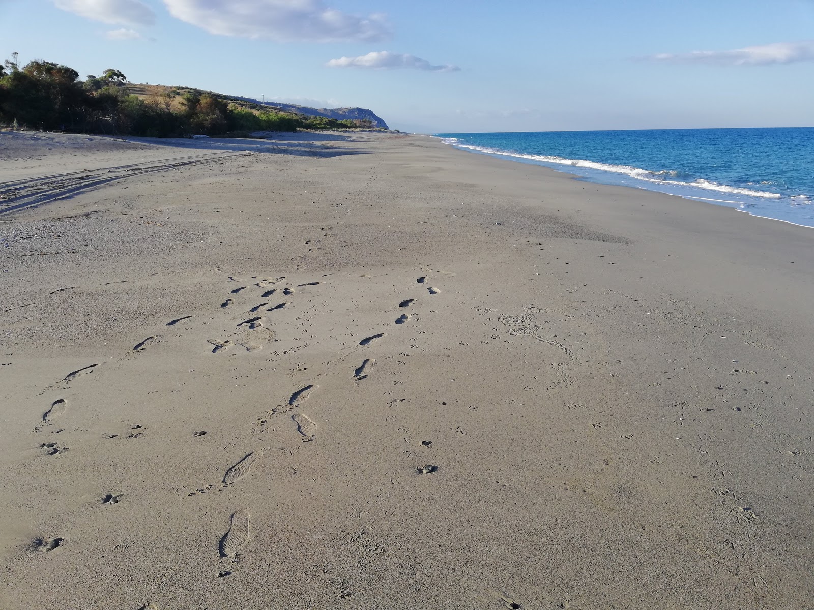 Fotografija Spiaggia dello Scoglio Cuzzufri z siv pesek površino