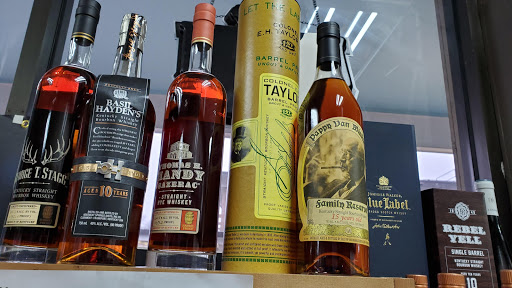 Liquor Store «Wine Vault», reviews and photos, 2 Fairbanks St, Framingham, MA 01701, USA