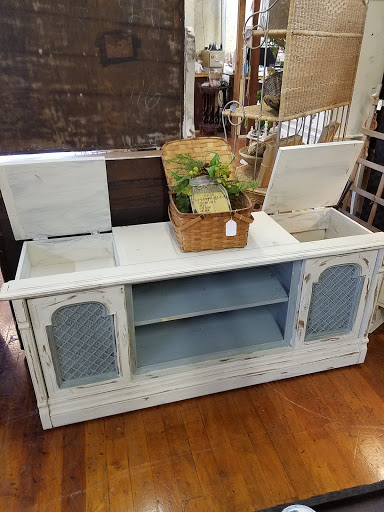 Antique Furniture Store «Jarfly Antique Market», reviews and photos, 47 Railroad Ave, Jefferson, GA 30549, USA