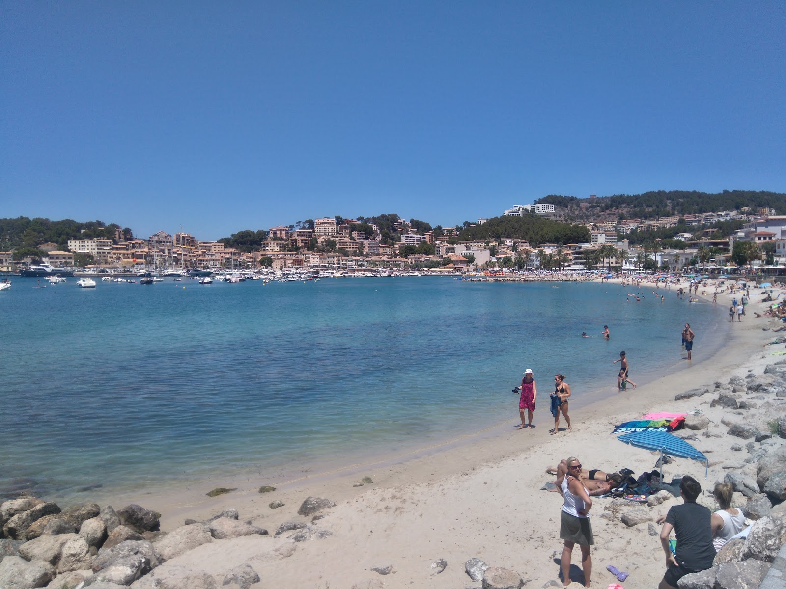 Foto av Port Soller och dess vackra landskap