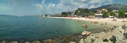 Beach Kamp, Kastel Gomilica'in fotoğrafı geniş bir kıyı şeridi ile birlikte