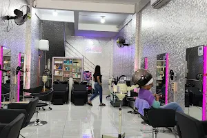 Henny salon Malang (cabang gajayana) image