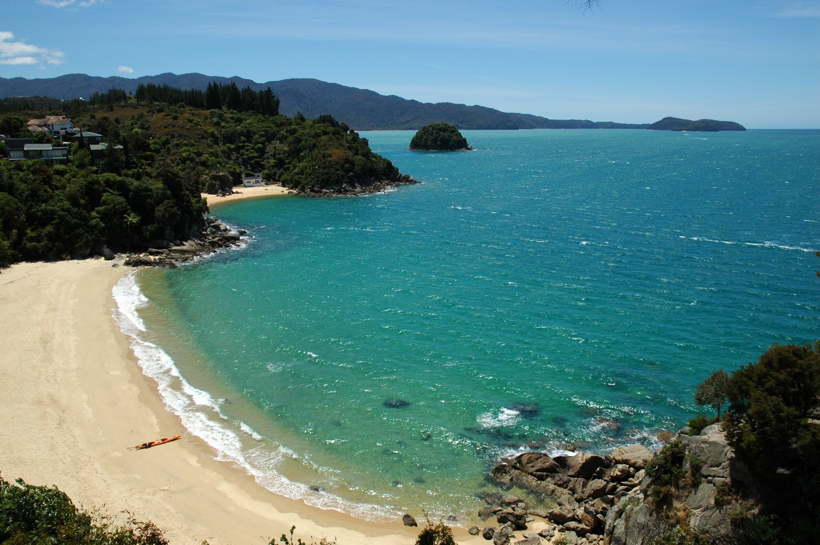 Foto de Breaker Bay Beach com água cristalina superfície