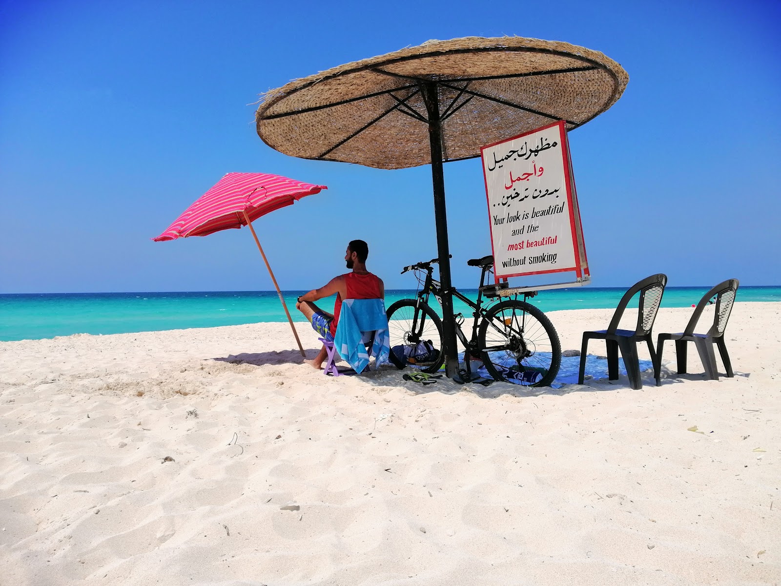 Foto de Zomoroda Beach com linha costeira longa e reta