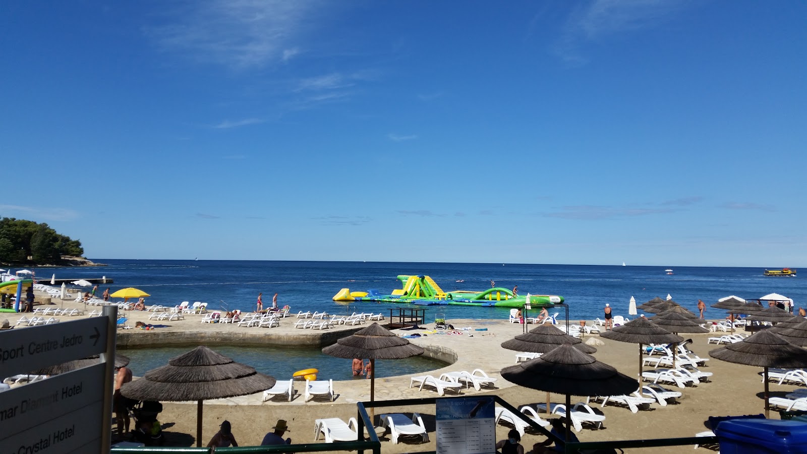 Φωτογραφία του Jedro beach με γκρίζο βότσαλο επιφάνεια