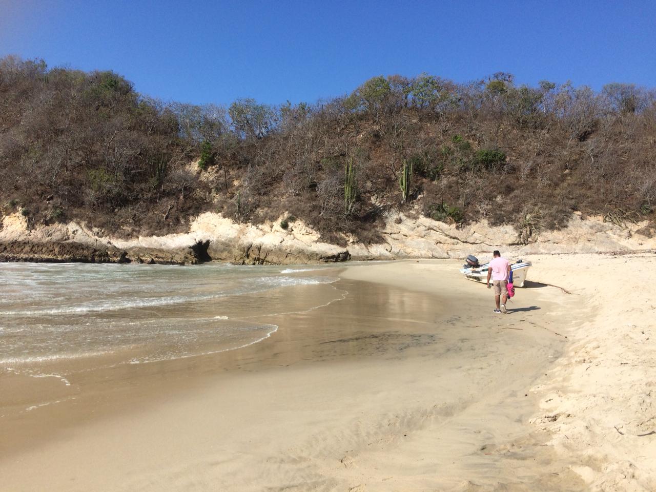 Foto van Playa Arenas Blancas ondersteund door kliffen