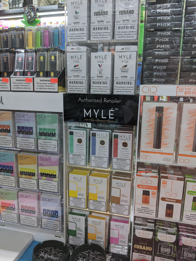 Tobacco Shop «The Hub Smoke Shop & Gifts», reviews and photos, 6410 N Oak Trafficway, Kansas City, MO 64118, USA