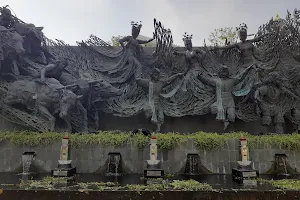 Surabaya Zero Kilometer Monument image