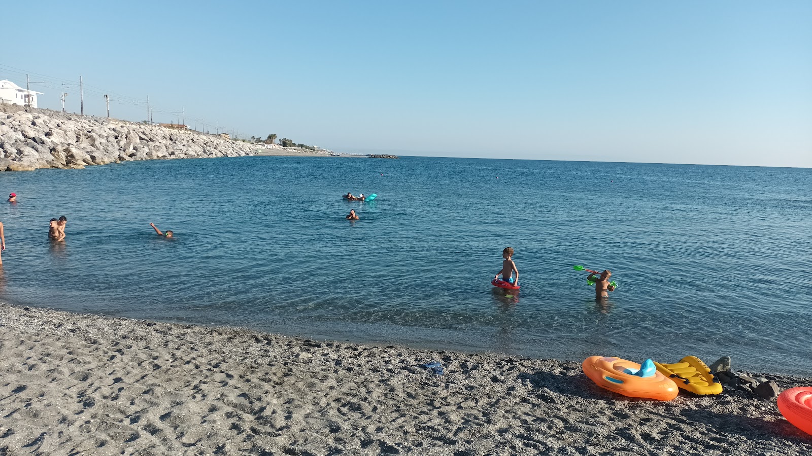 Foto af Spiaggia Coreca bakket op af klipperne