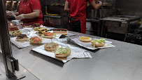 Plats et boissons du Restaurant de hamburgers Five Guys - Aix-en-Provence - n°6