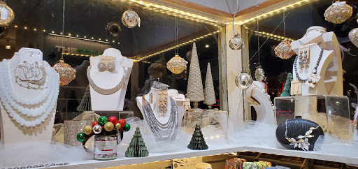 Jewelry Store «Knock Knock Boutique», reviews and photos, 110 W Chocolate Ave, Hershey, PA 17033, USA