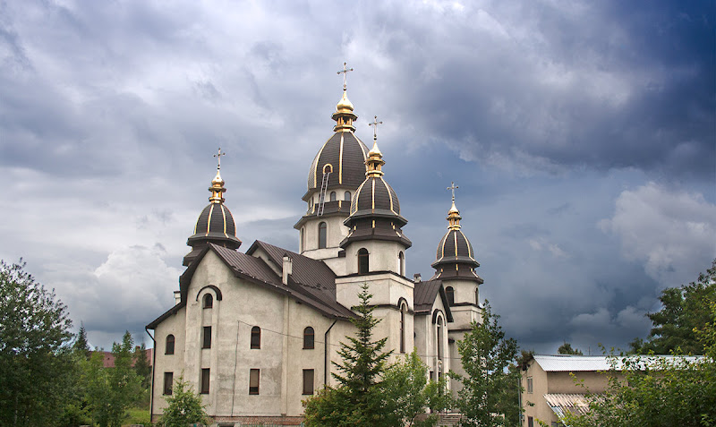 Відвідувачі у церкві