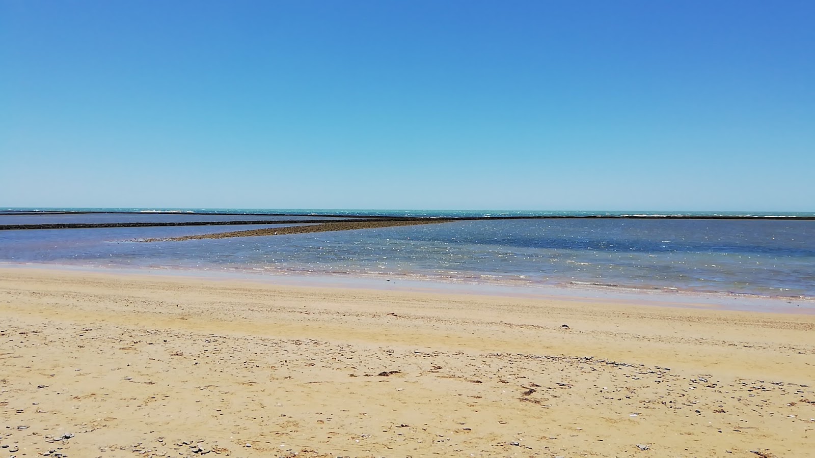 Foto av Playa el Camaleon med beige sand yta