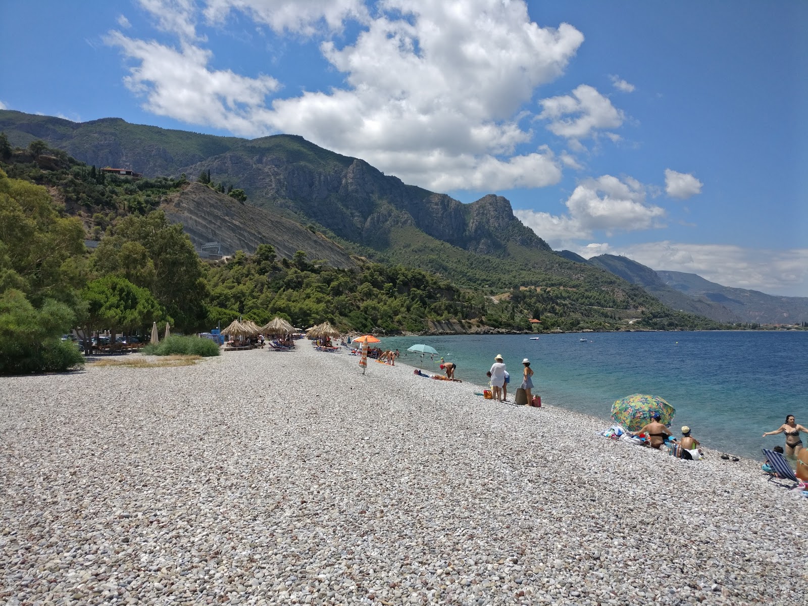 Foto di Paralia Pounta con una superficie del piccoli ciottoli grigi