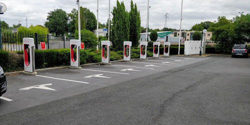 Borne de recharge de véhicules électriques Tesla Supercharger La Chapelle-sur-Erdre