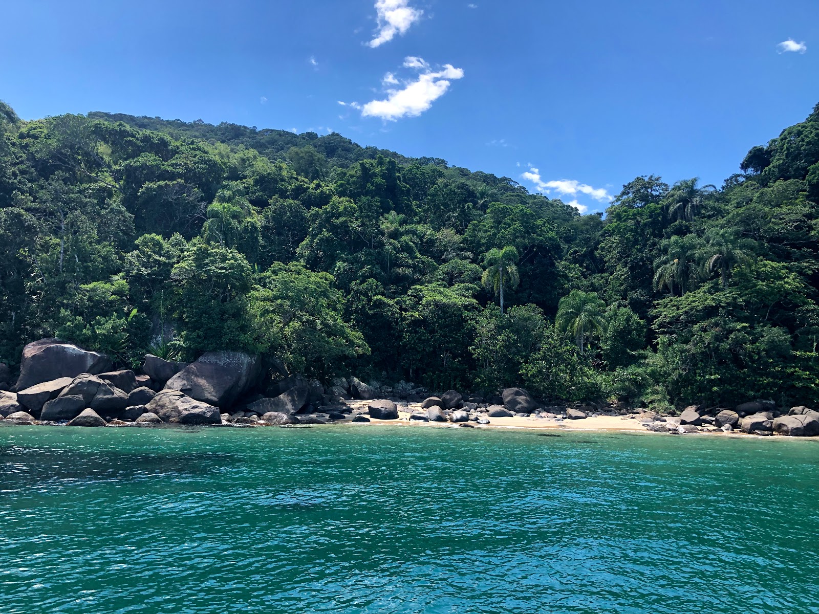 Foto de Praia do Cedro do Sul apoiado por penhascos