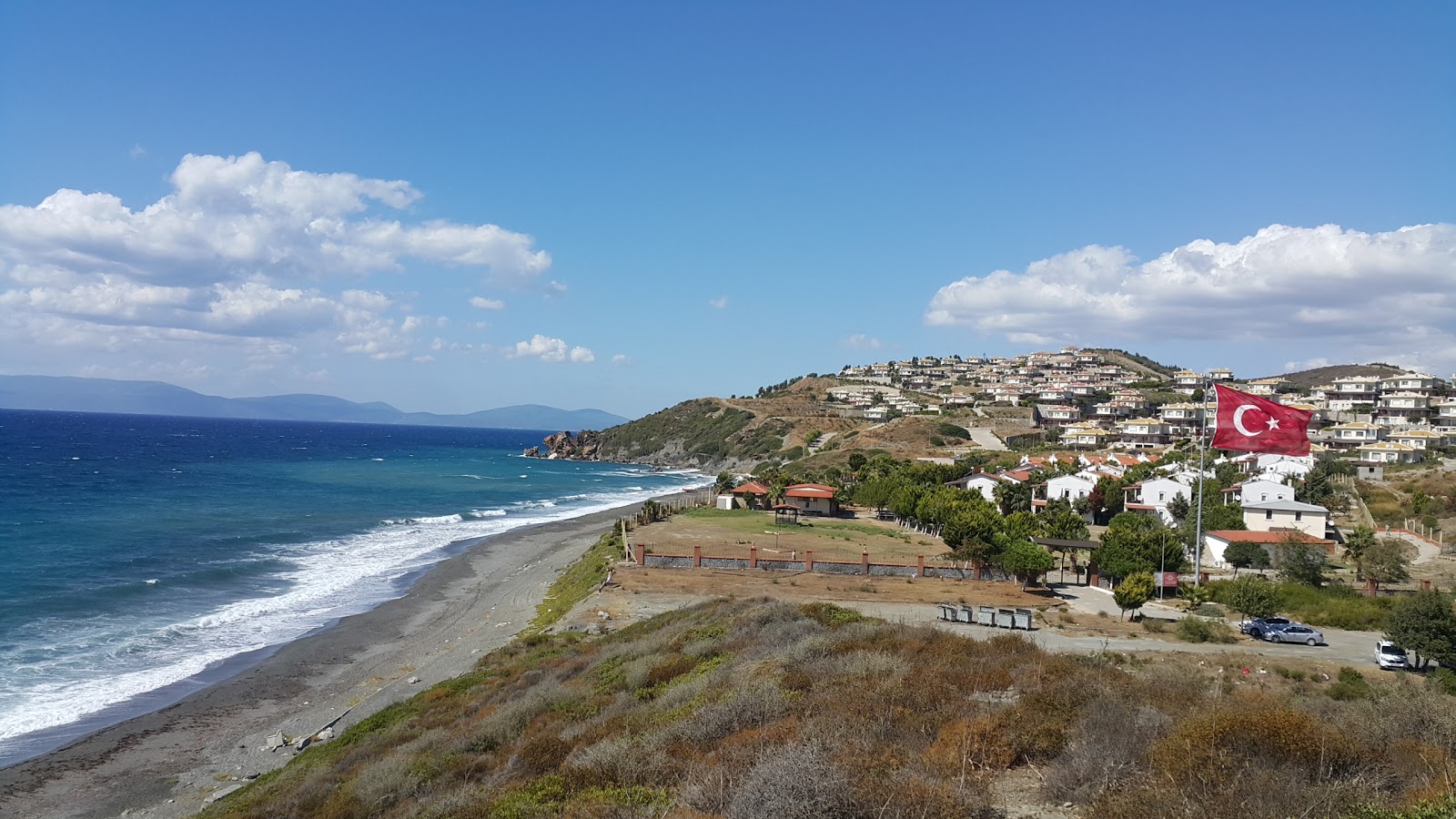 Photo de Omur town beach avec rivage droit, long