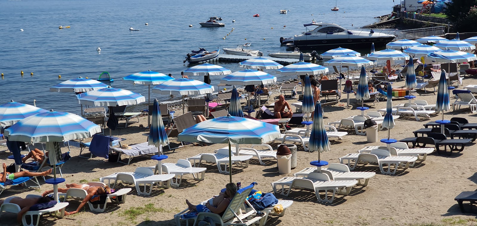 Foto de Lido Baveno com areia brilhante superfície