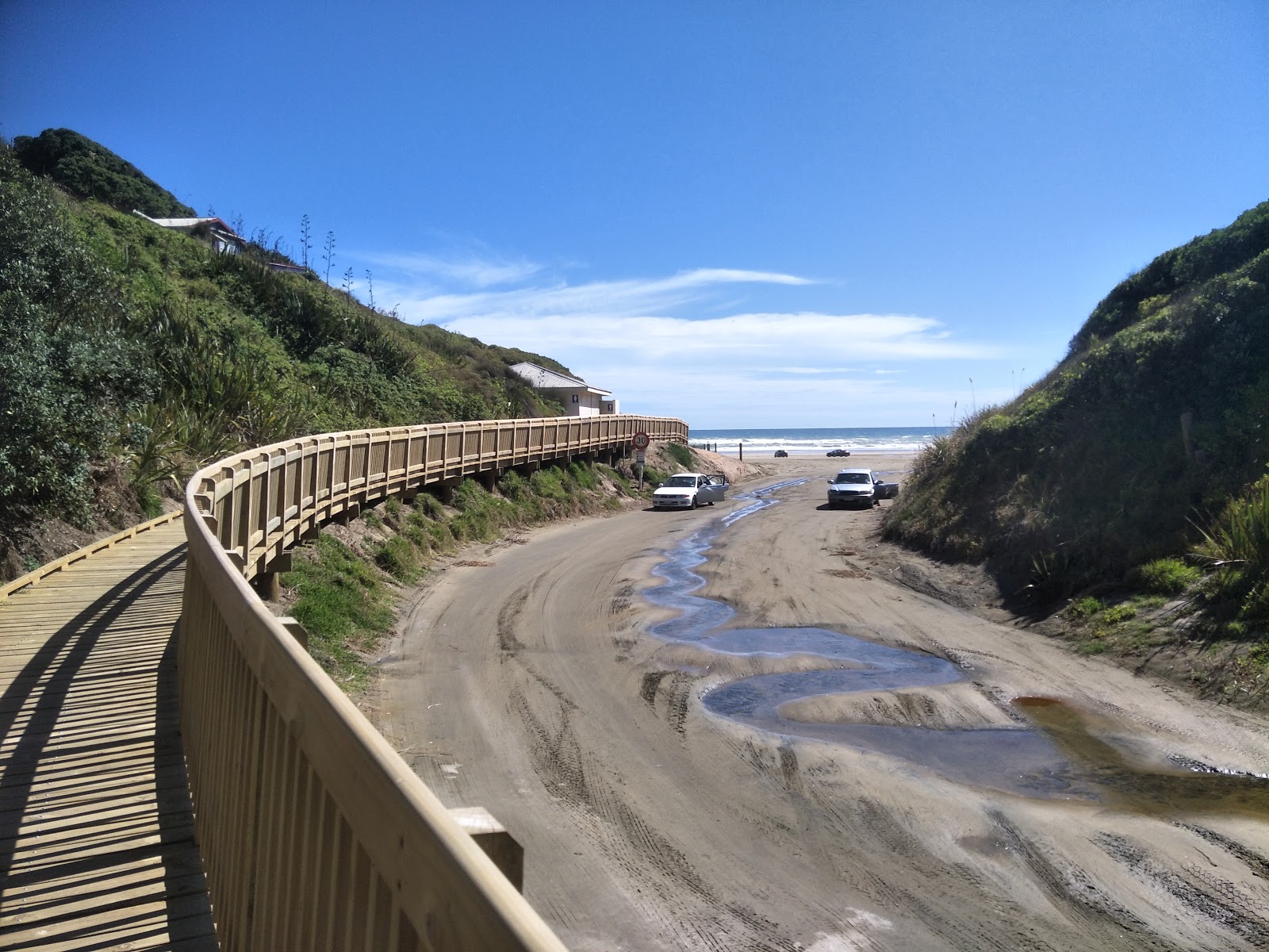Foto de Baylys Beach respaldado por acantilados