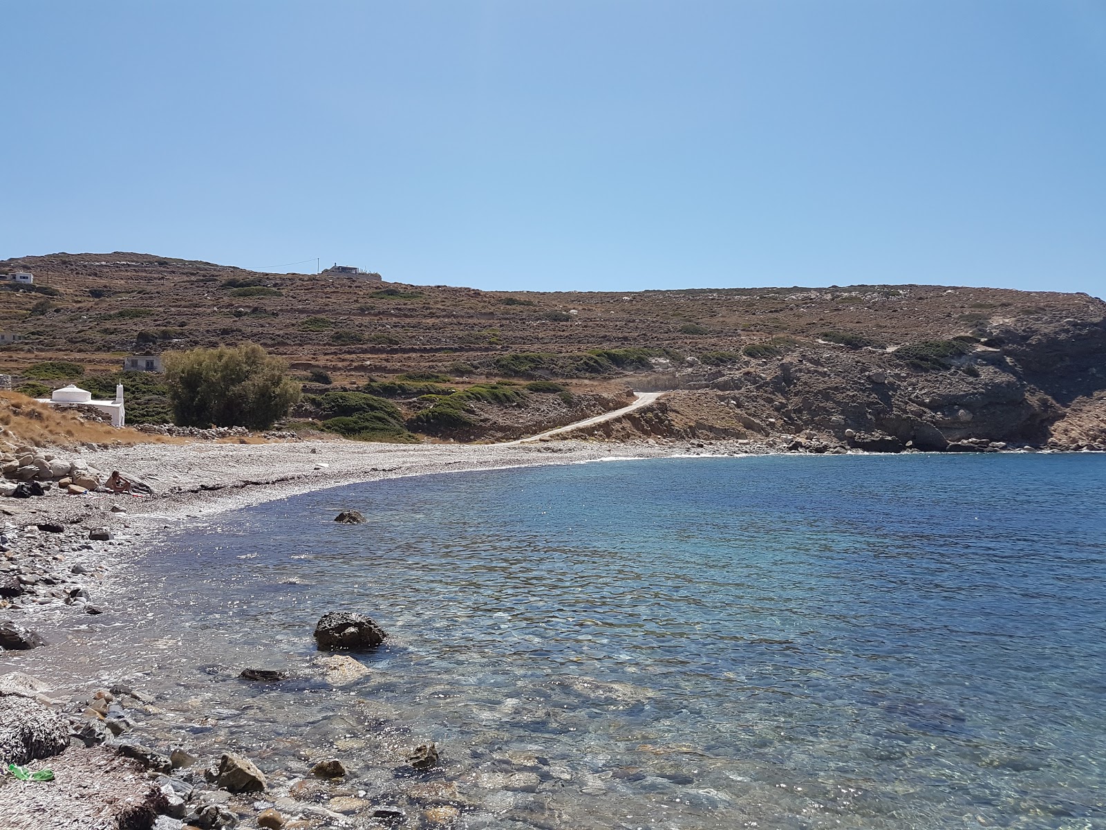 Foto van Agios Theodori met grijze kiezel oppervlakte