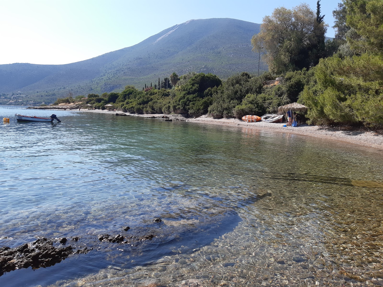 Foto di Kokossi beach con una superficie del ciottoli beige
