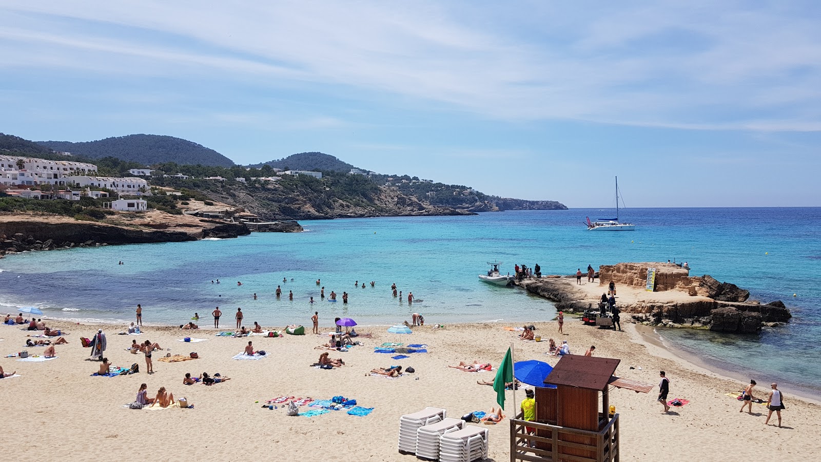 Photo de Cala Tarida avec baie spacieuse