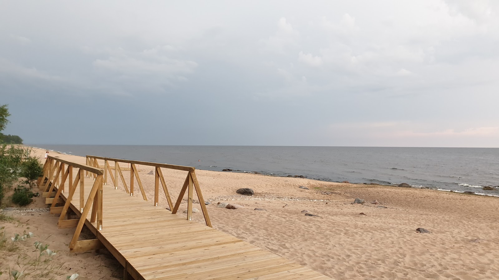 Foto av Laucu akmens pludmale med rymlig strand